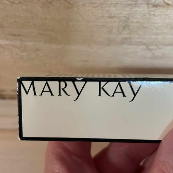 Mary Kay Satin Lips Lip Balm - Picture 2 of 9